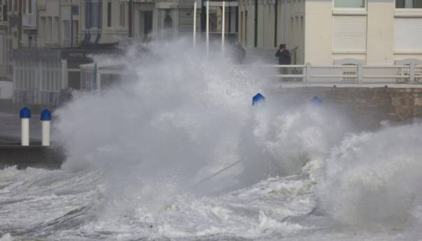 Oluja Eunice hara Britanijom