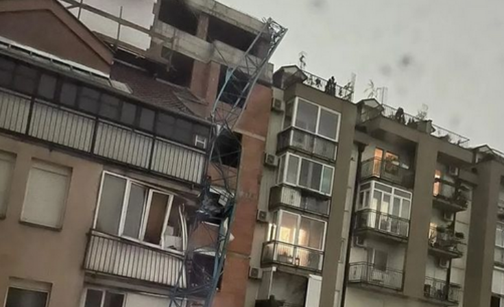 Oluja u Srbiji napravila opšti haos, kran pao na zgradu