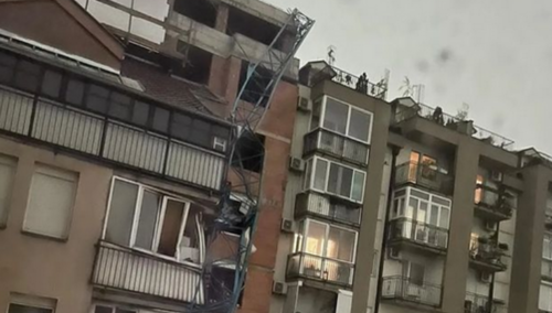 Oluja u Srbiji napravila opšti haos, kran pao na zgradu