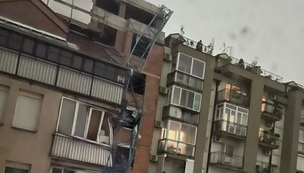 Oluja u Srbiji napravila opšti haos, kran pao na zgradu