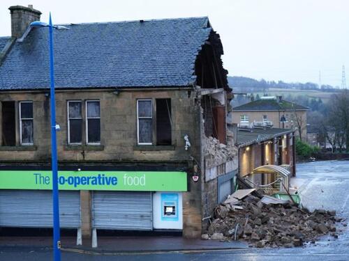 Oluja u Velikoj Britaniji nosi sve pred sobom, jedna osoba poginula