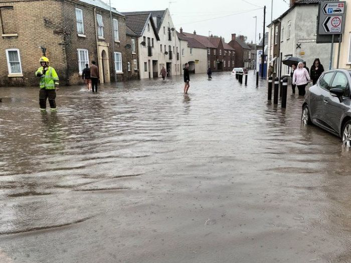 Olujni haos u Britaniji: Milioni domova bez struje, škole i aerodromi zatvoreni