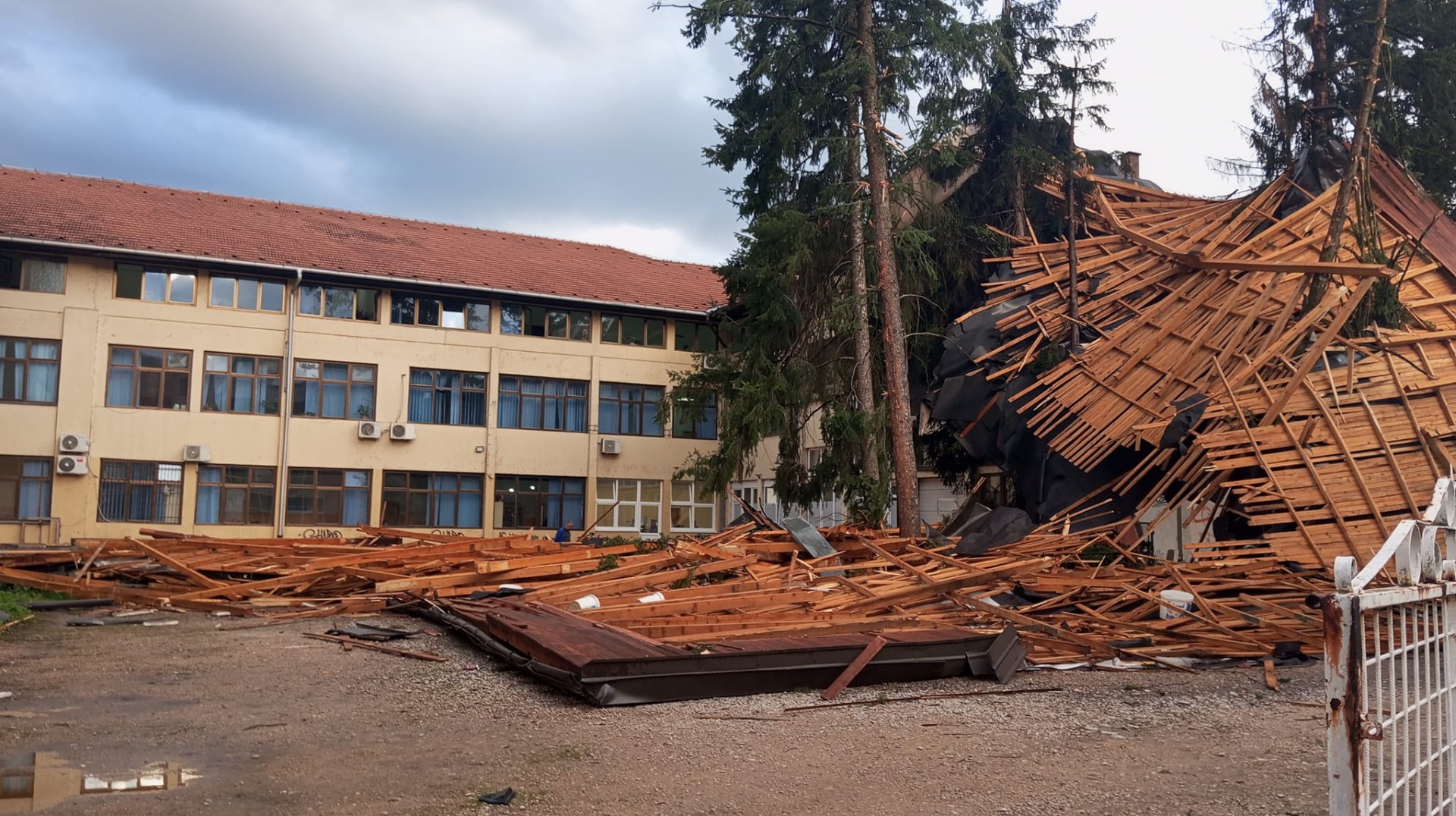 Olujni vjetar odnio krov sa gimnazije u Gračanici