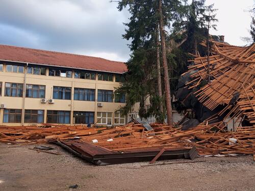 Olujni vjetar odnio krov sa gimnazije u Gračanici
