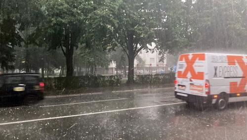 Dan pretvoren u noć: Olujno nevrijeme pogodilo Banjaluku