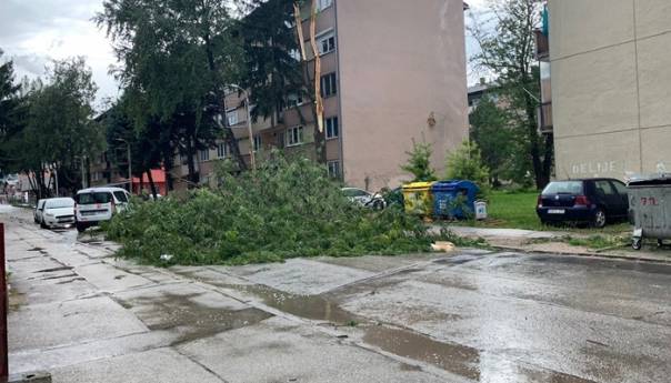 Olujno nevrijeme pogodilo Bihać, vjetar obarao drveće
