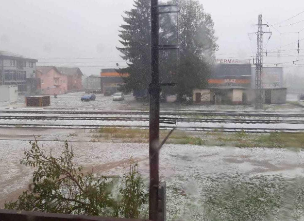 Olujno nevrijeme pogodilo Bosansku Krupu, poplavljene ulice