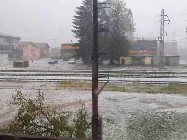 Olujno nevrijeme pogodilo Bosansku Krupu, poplavljene ulice