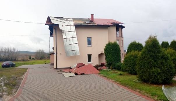 Olujno nevrijeme pričinilo velike štete na objektima u Kupresu