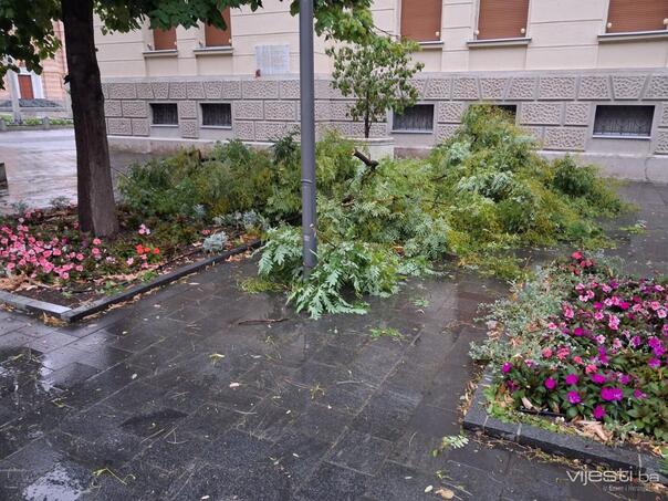 Olujno nevrijeme stiglo u BiH, donosimo prizore sa banjalučkih ulica
