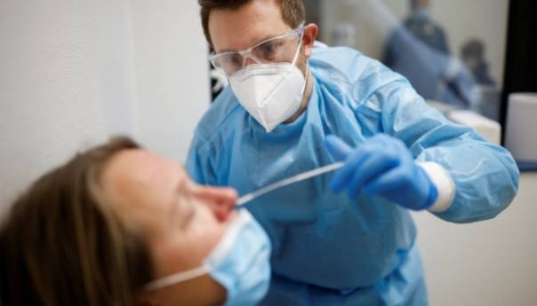 Omikron jednako opasan kao i druge varijante Covida