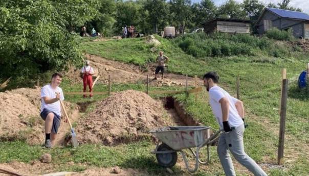 Omladinci iz sedam država grade kuću porodici Mehić iz Konjević-Polja