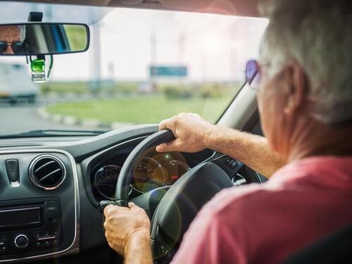 Opasna zamka za starije vozače: Evo zašto prelazak na automatik može biti rizičan