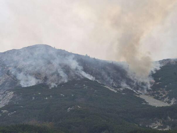 Opasno na Čvrsnici: Vatra se širi podzemnim žilama i panjevima