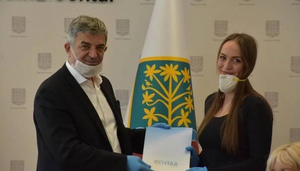 Općina Centar počela isplaćivati stipendije za 428 učenika i studenata