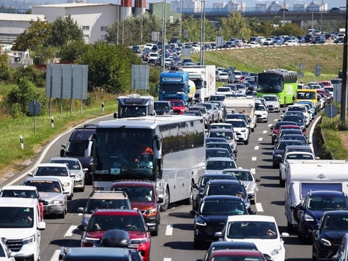 Opet gužve prema moru: Na obilaznici prema Lučkom kolona dva kilometra
