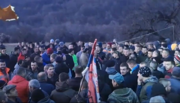 Opet haos na Kosovu: Srbi blokirali put nakon ranjavanja dječaka i mladića