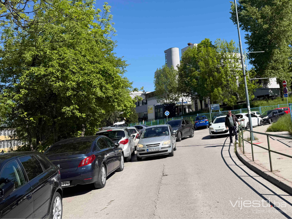 Opet kolaps pred bolnicom: Kazne nisu riješile haos ispred KCUS-a