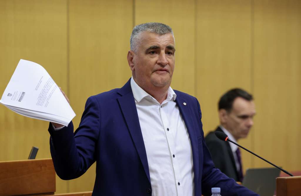 Opet "Za dom spremni" u Saboru RH, razmijenjene teške riječi