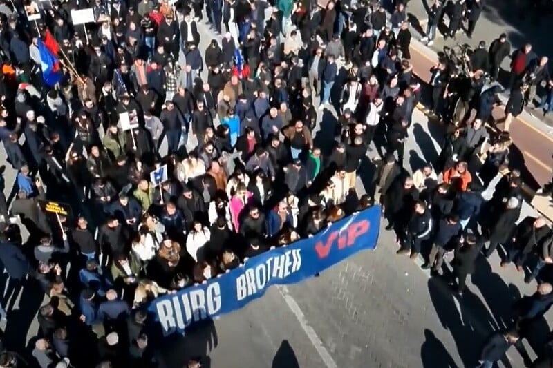 Opozicija na protestima u Tirani zatražila ostavku Rame