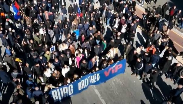 Opozicija na protestima u Tirani zatražila ostavku Rame