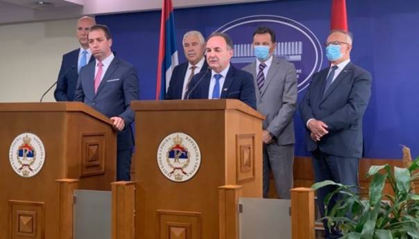 Opozicija: Po hodnicima su hvatali poslanike za dnevni red