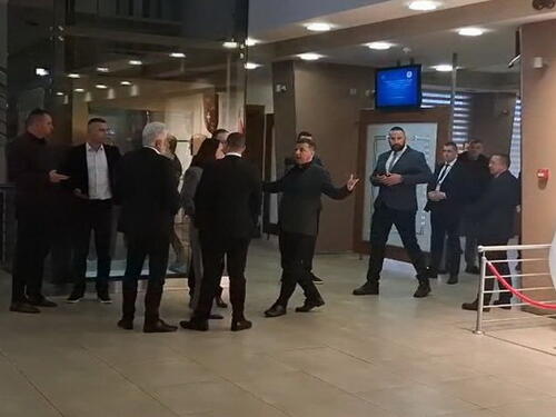 Opozicija u NSRS povećanje plata nazvala milostinjom, Vukanović udaljen sa sjednice