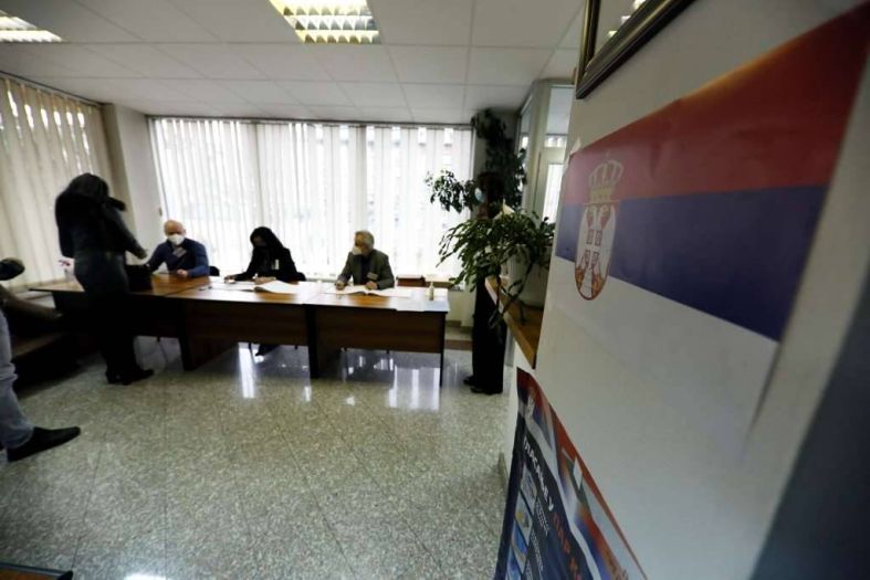 Opozicija u Srbiji optužuje Vučića za izborne prevare, tvrde da imaju dokaze