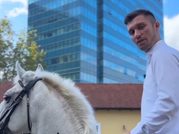 Opozicionar Bojan Kresojević došao na konju pred Vladu RS-a