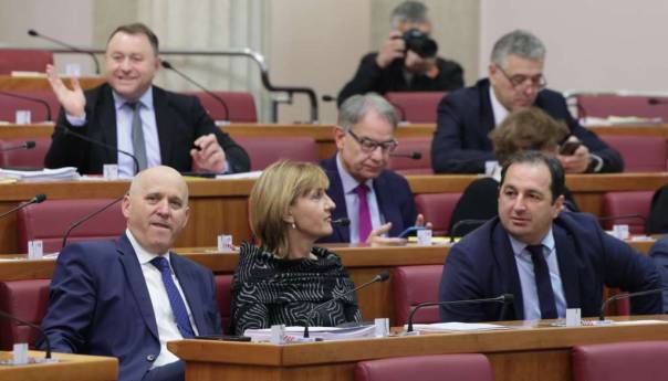 Oprečni stavovi oko ustavnosti odluke o obuci ukrajinskih vojnika