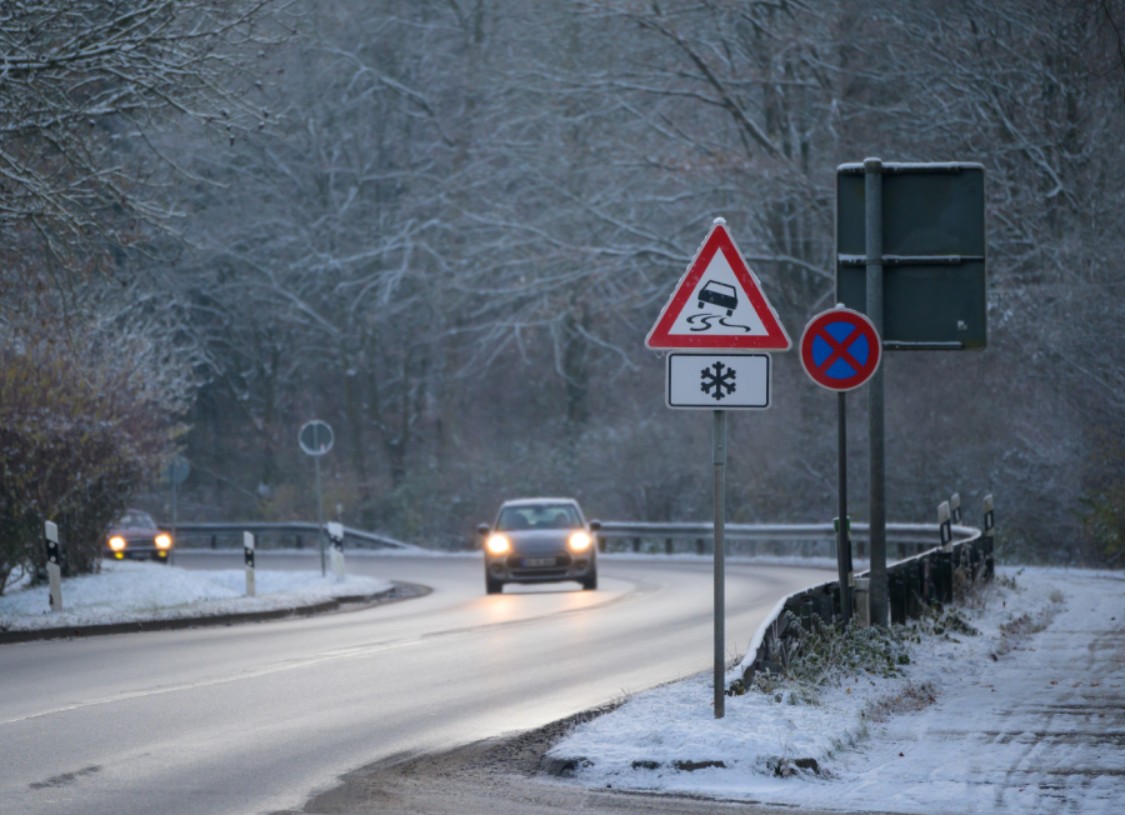 Oprez na cestama: Mokri kolovozi i magla otežavaju vožnju