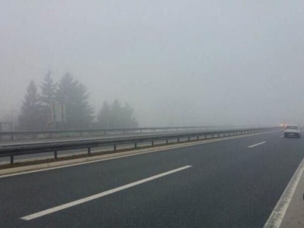 Oprez na putevima zbog magle i odrona
