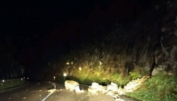 Oprez: Odron na M17 nakon zemljotresa