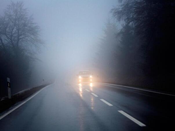 Oprez u vožnji: Magla i odroni otežavaju saobraćaj u BiH