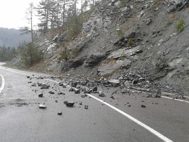 Oprez vozačima: Učestali odroni na brojnim dionicama