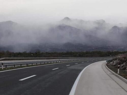 Oprez zbog jakog vjetra i odrona, radovi usporavaju saobraćaj na brojnim dionicama
