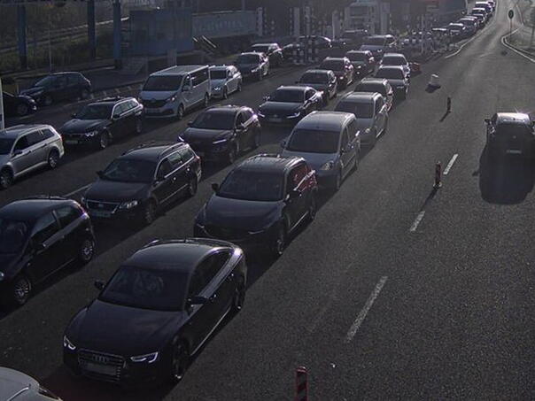 Oprez zbog magle i odrona, duge kolone vozila na izlazu iz BiH na graničnim prelazima