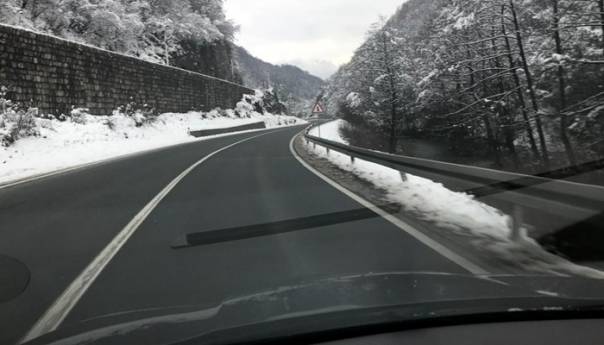 Oprez zbog magle, poledice i odrona