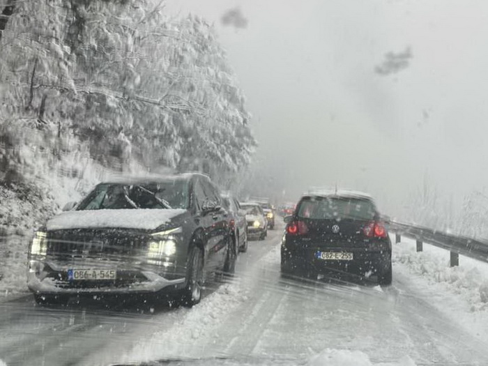 Oprez zbog poledice i magle, na području Kupresa, Šuice, Livna i Glamoča jak vjetar