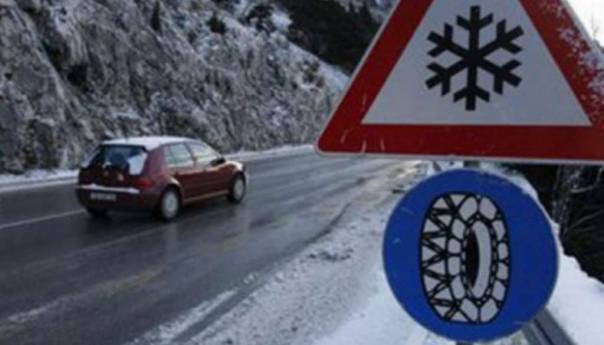 Oprez zbog poledice, jak vjetar stvara snježne nanose na pojedinim putevima