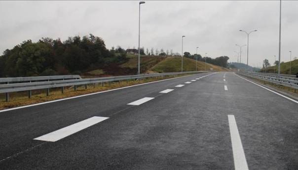 Opreznija vožnja zbog povremene kiše, povećana opasnost od odrona