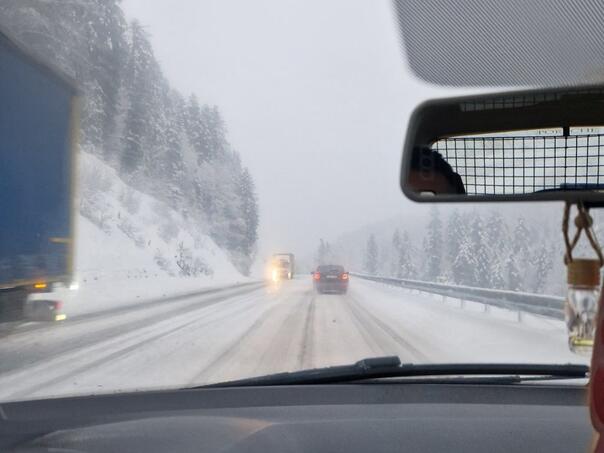 Snježni nanosi prave probleme: Otežana vožnja širom Bosne