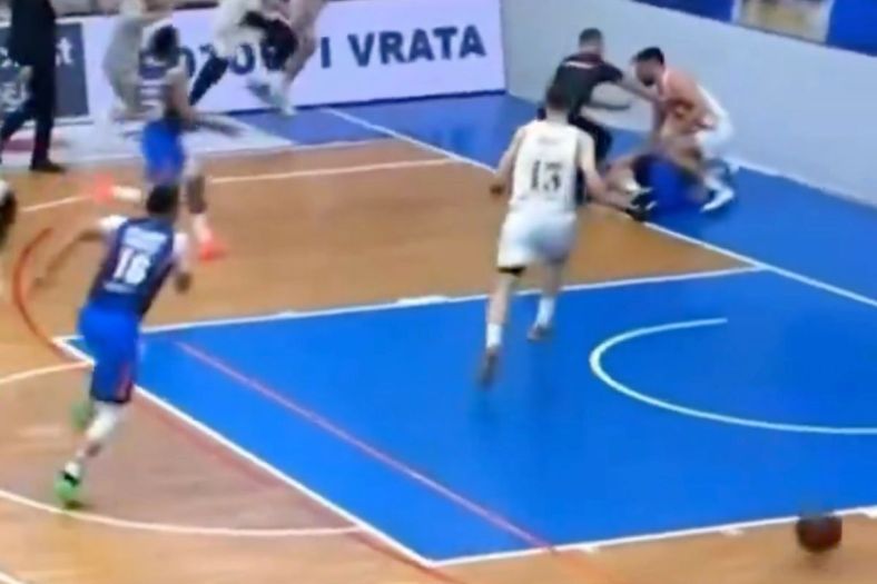 Opšta tuča na utakmici u Srbiji: Letjele šake na sve strane