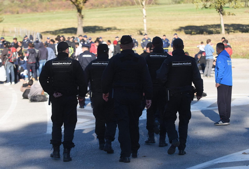Optužen hrvatski policajac koji je šakom i nogama udarao migranta