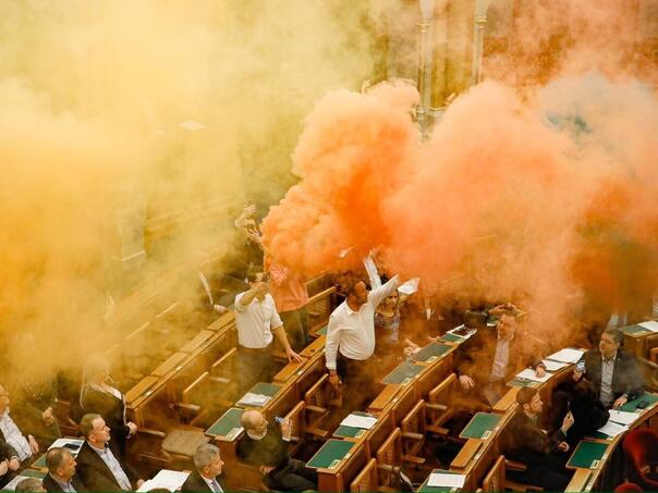 Orbánov režim udario na opoziciju: Zabranjen ulazak u parlament i velike novčane kazne