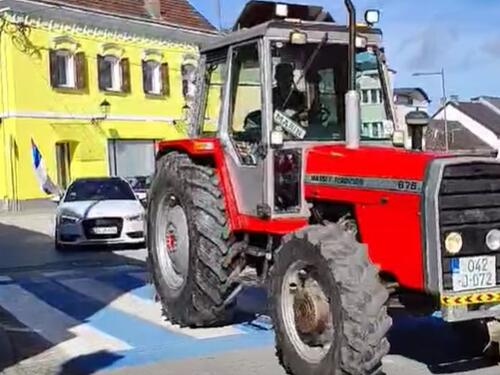 Originalan defile iz bh. grada: Maturanti stigli na traktorima