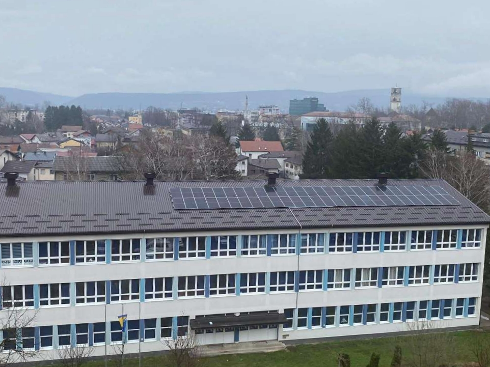 OŠ Harmani II prva škola u Bihaću sa solarnom stanicom