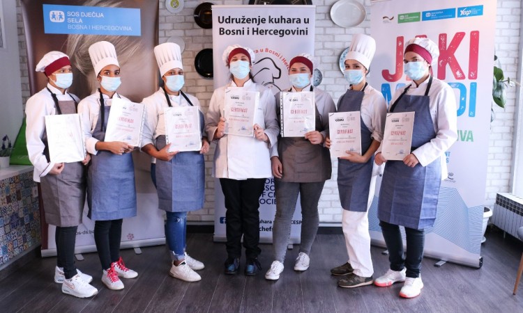 Osam mladih osoba dobilo certifikat Udruženja kuhara BiH