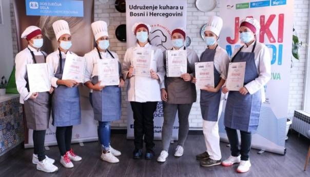 Osam mladih osoba dobilo certifikat Udruženja kuhara BiH