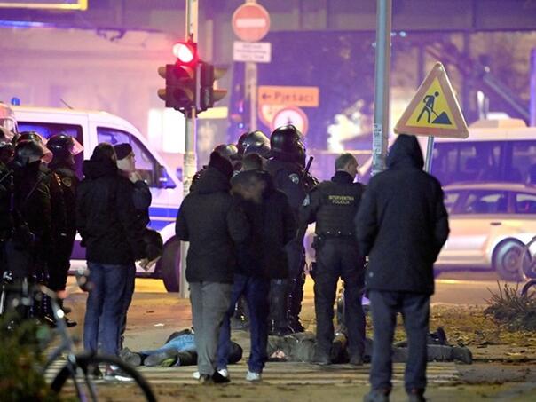 Osam policajaca povrijeđeno u napadu Hajdukovih navijača
